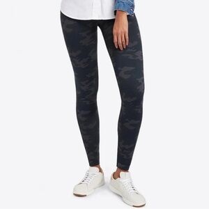 Spanx Look At Me Now Seamless Camo Green Leggings Women’s Size M Shapes Flatters